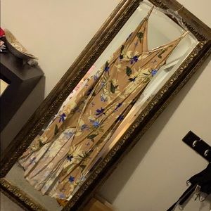 Beautiful hi-lo spaghetti strap floral dress 💐👗